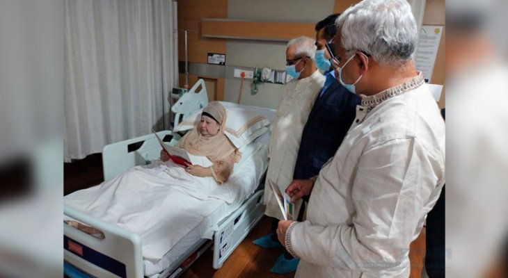 খালেদা জিয়ার হাতে জুলাই সনদ স্বাক্ষর অনুষ্ঠানের আমন্ত্রণপত্র দিল জাতীয় ঐকমত্য কমিশন